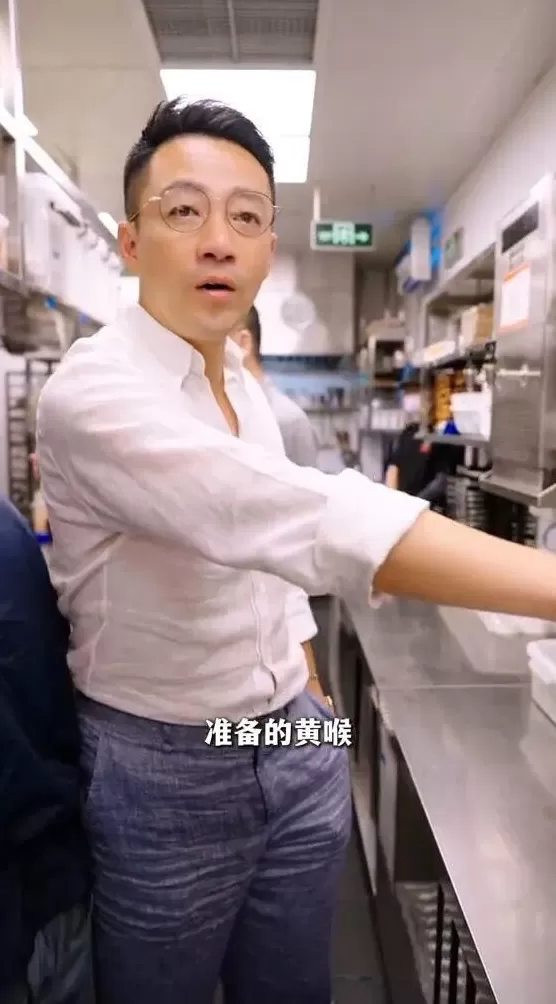 蹭热点却翻车！张兰后厨直播被曝无健康证，还不洗手切菜-第9张图片-