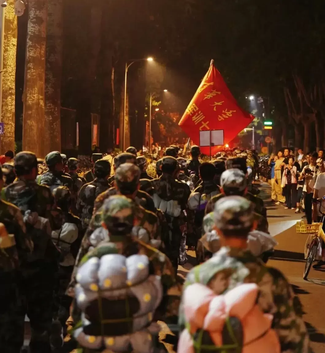 超燃!清华、上海交大等高校新生夜间拉练20公里-第2张图片- 超燃!清华、上海交大等高校新生夜间拉练20公里-第2张图片-