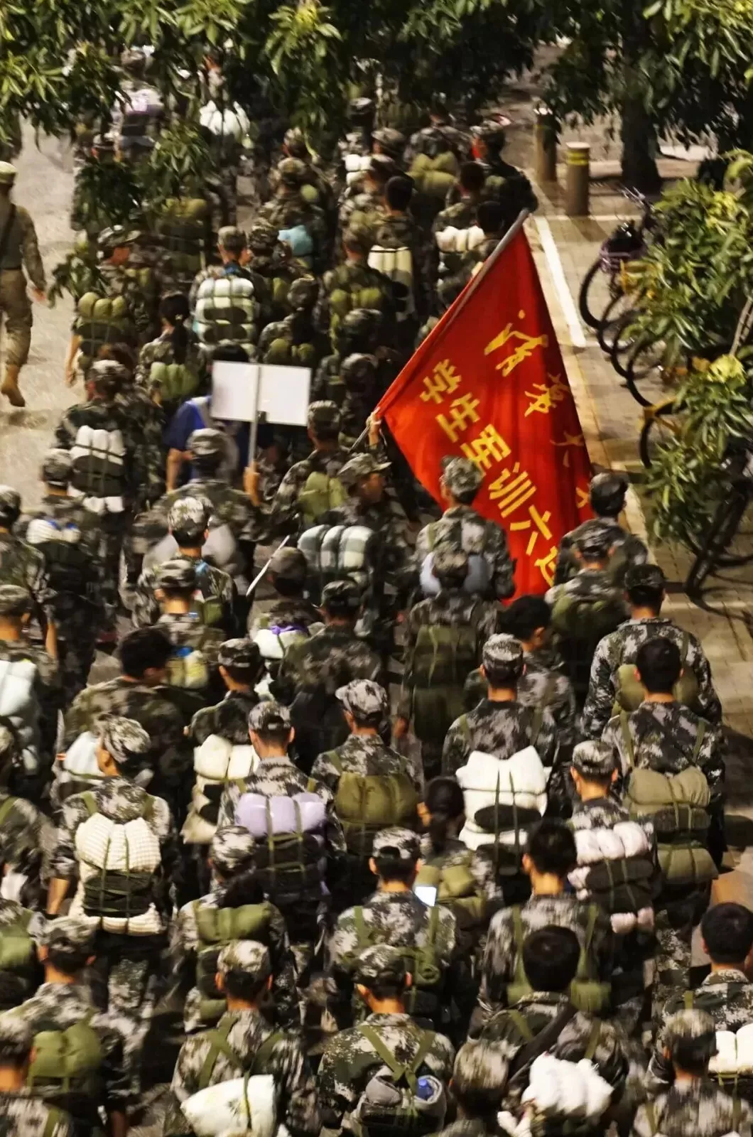 超燃!清华、上海交大等高校新生夜间拉练20公里-第3张图片- 超燃!清华、上海交大等高校新生夜间拉练20公里-第3张图片-