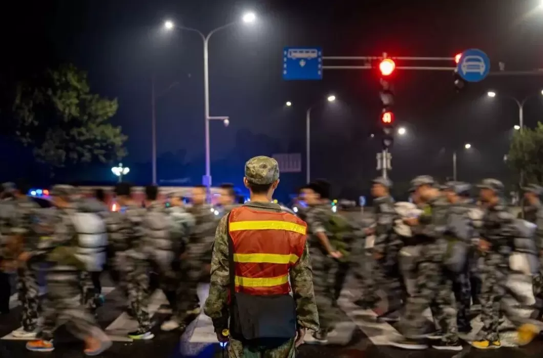 超燃!清华、上海交大等高校新生夜间拉练20公里-第4张图片- 超燃!清华、上海交大等高校新生夜间拉练20公里-第4张图片-