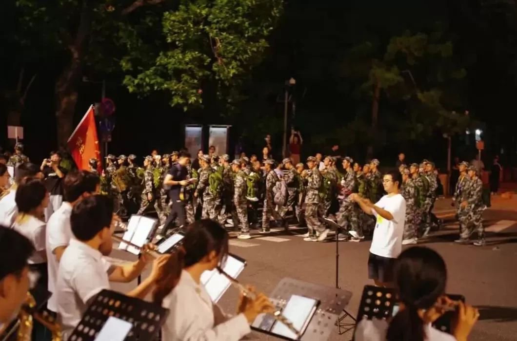 超燃!清华、上海交大等高校新生夜间拉练20公里-第5张图片- 超燃!清华、上海交大等高校新生夜间拉练20公里-第5张图片-