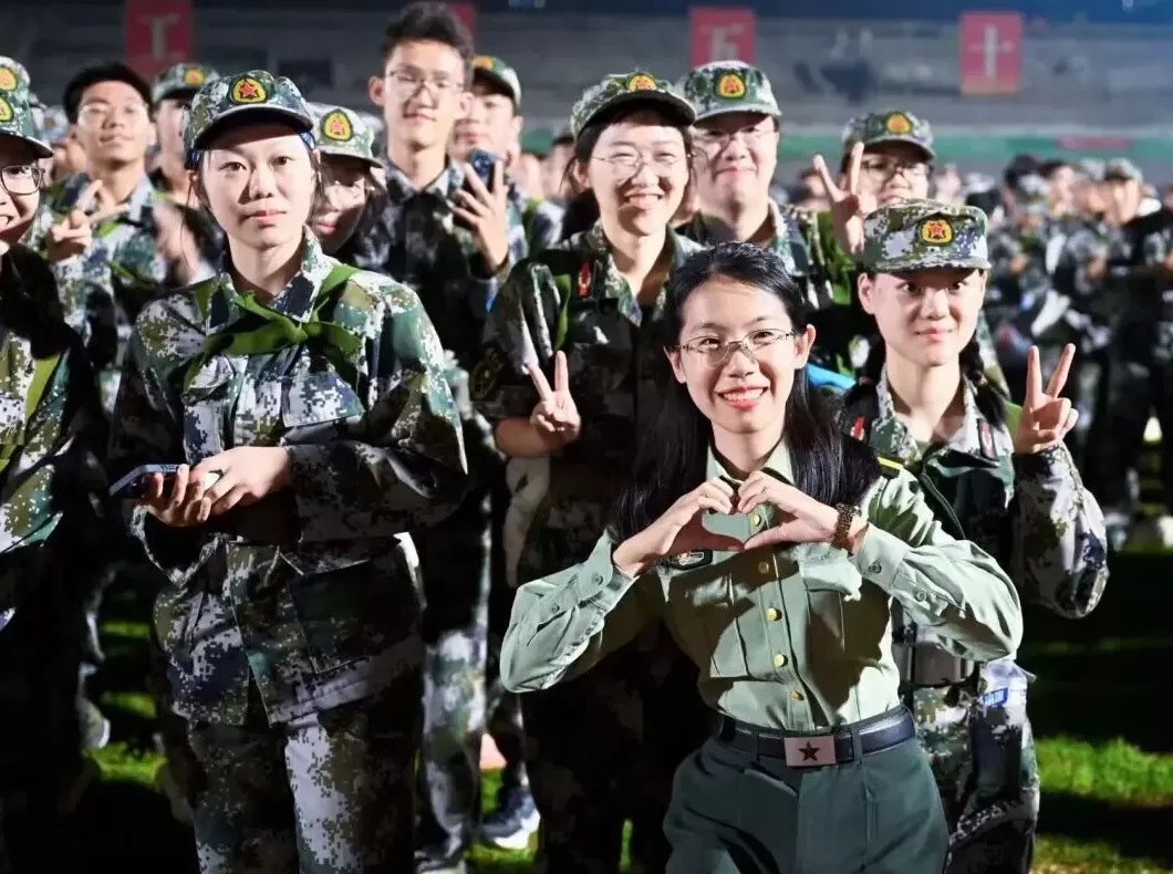 超燃!清华、上海交大等高校新生夜间拉练20公里-第7张图片- 超燃!清华、上海交大等高校新生夜间拉练20公里-第7张图片-