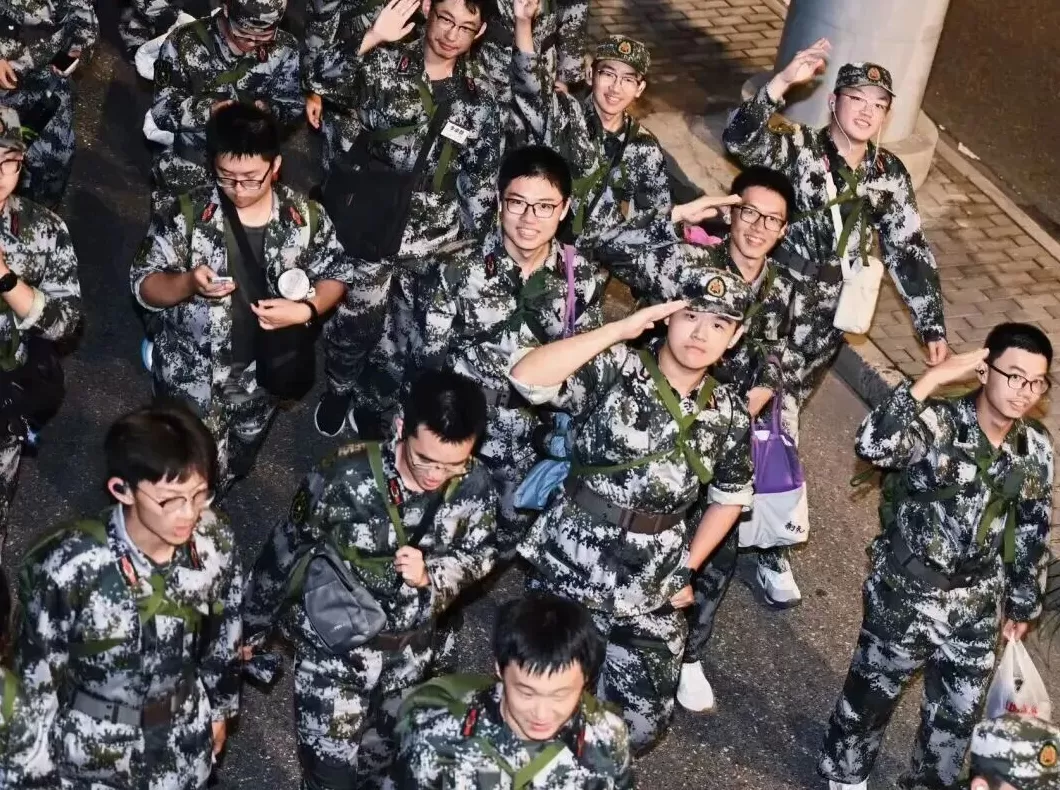 超燃!清华、上海交大等高校新生夜间拉练20公里-第6张图片- 超燃!清华、上海交大等高校新生夜间拉练20公里-第6张图片-