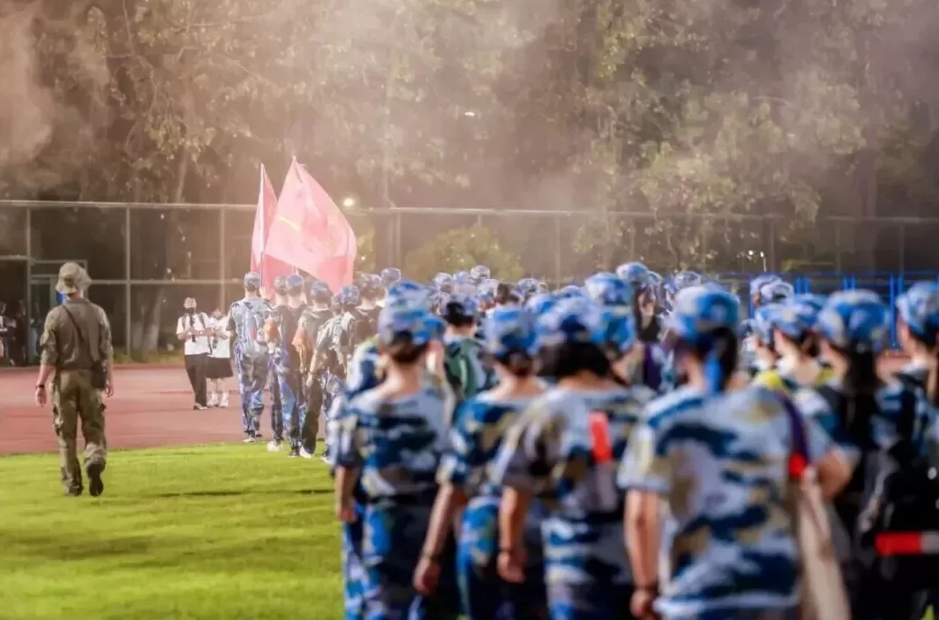 超燃!清华、上海交大等高校新生夜间拉练20公里-第9张图片- 超燃!清华、上海交大等高校新生夜间拉练20公里-第9张图片-