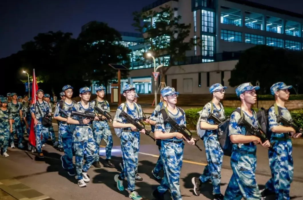 超燃!清华、上海交大等高校新生夜间拉练20公里-第10张图片- 超燃!清华、上海交大等高校新生夜间拉练20公里-第10张图片-