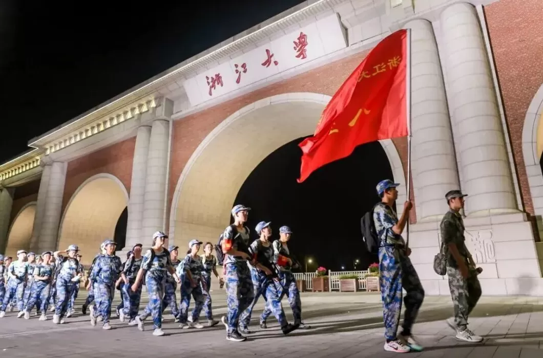 超燃!清华、上海交大等高校新生夜间拉练20公里-第12张图片- 超燃!清华、上海交大等高校新生夜间拉练20公里-第12张图片-