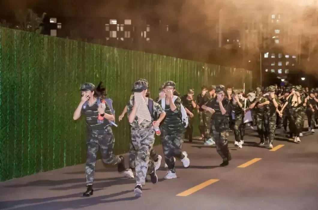 超燃!清华、上海交大等高校新生夜间拉练20公里-第11张图片- 超燃!清华、上海交大等高校新生夜间拉练20公里-第11张图片-