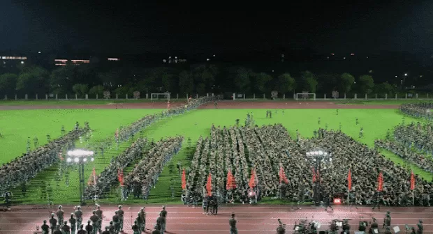 超燃!清华、上海交大等高校新生夜间拉练20公里-第13张图片- 超燃!清华、上海交大等高校新生夜间拉练20公里-第13张图片-