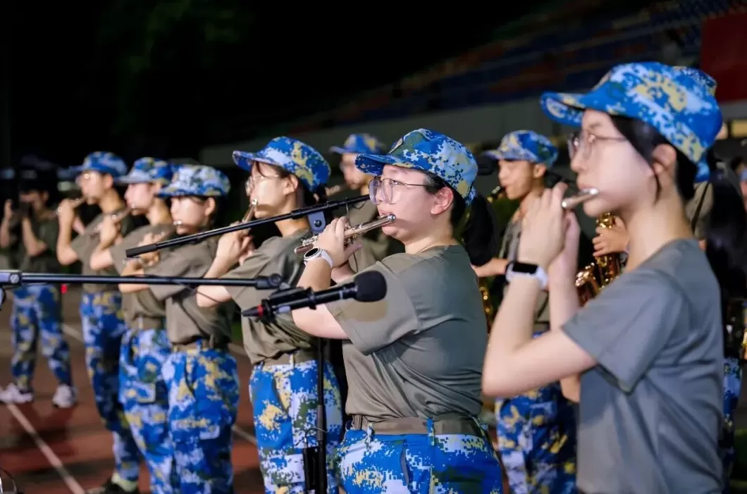 超燃!清华、上海交大等高校新生夜间拉练20公里-第14张图片- 超燃!清华、上海交大等高校新生夜间拉练20公里-第14张图片-