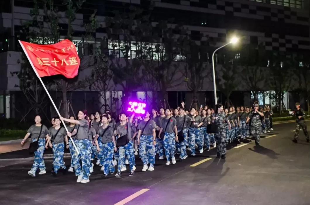 超燃!清华、上海交大等高校新生夜间拉练20公里-第18张图片- 超燃!清华、上海交大等高校新生夜间拉练20公里-第18张图片-