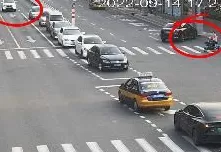 女子骑车横穿马路被撞，判全责！家属不服还质疑，交警：都这样想，驾驶员还怎么开车？-第3张图片-