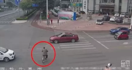 女子骑车横穿马路被撞，判全责！家属不服还质疑，交警：都这样想，驾驶员还怎么开车？-第4张图片-