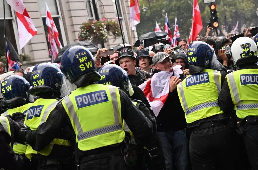 伦敦反移民集会据称吸引超十万人,马斯克连线“意外现身”-第1张图片- 伦敦反移民集会据称吸引超十万人,马斯克连线“意外现身”-第1张图片-