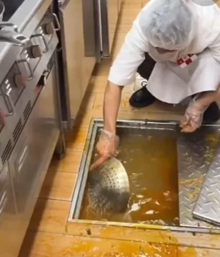 一波未平一波又起！西贝回应员工用漏勺疏通下水道-第2张图片-