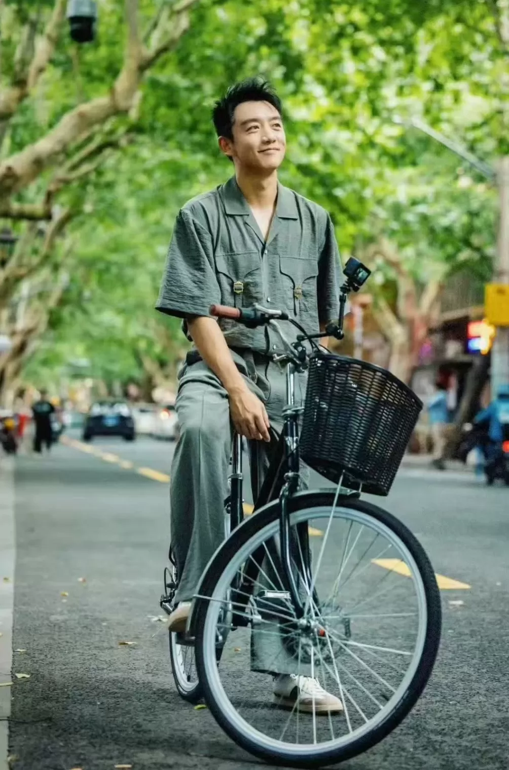 撒贝宁郑恺骑行梧桐区，央视《城市风华录》这季拍上海-第3张图片-