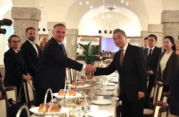 王毅会见斯洛文尼亚国民委员会主席洛特里奇-第1张图片- 王毅会见斯洛文尼亚国民委员会主席洛特里奇-第1张图片-