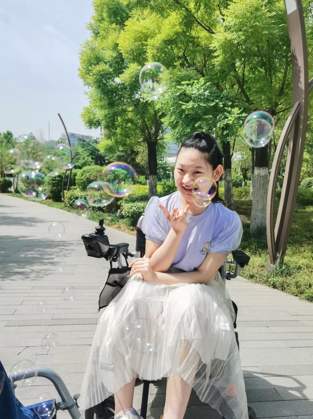 乙女游戏展里的脑瘫女孩，开着轮椅驶向“爱人”-第1张图片-