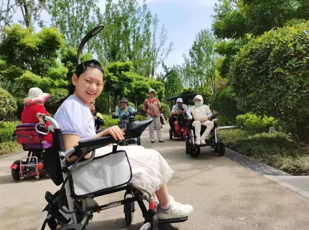 乙女游戏展里的脑瘫女孩，开着轮椅驶向“爱人”-第6张图片-