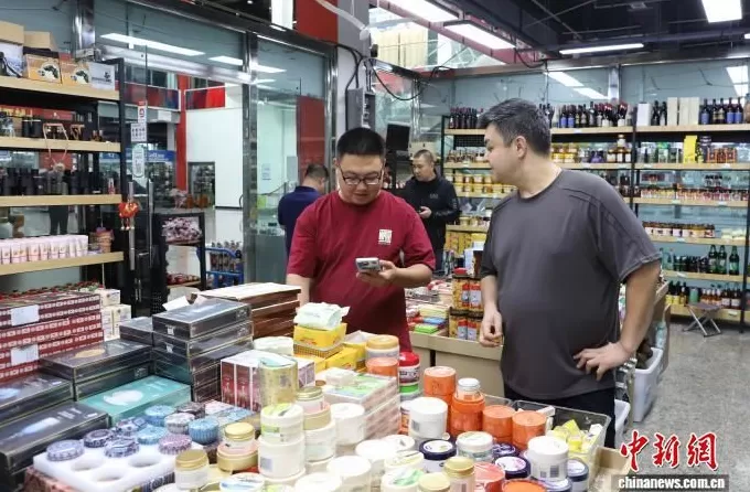 （砥砺奋进七十载天山南北谱华章）塔城丝路商城里的“大黄蜂”和“擎田柱”-第2张图片-