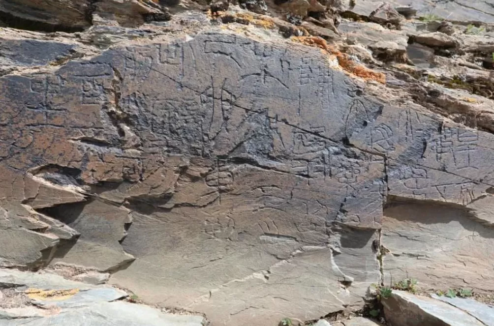 国家文物局认定，“昆仑石刻”是秦代刻的：我国目前已知唯一存于原址且海拔最高的秦代刻石-第3张图片-