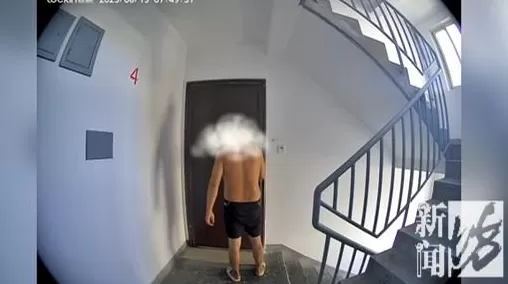 上海女子崩溃：男邻居在楼道内便溺，还在公共区域洗澡！居委会很为难-第1张图片-