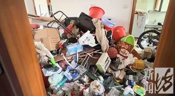 上海女子崩溃：男邻居在楼道内便溺，还在公共区域洗澡！居委会很为难-第10张图片-