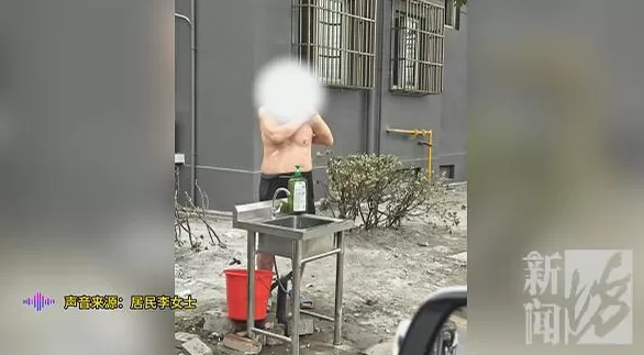 上海女子崩溃：男邻居在楼道内便溺，还在公共区域洗澡！居委会很为难-第6张图片-