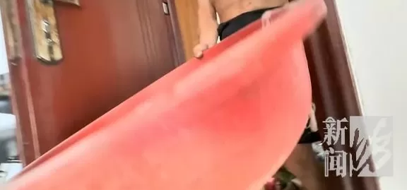 上海女子崩溃：男邻居在楼道内便溺，还在公共区域洗澡！居委会很为难-第8张图片-