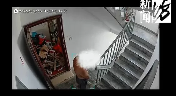 上海女子崩溃：男邻居在楼道内便溺，还在公共区域洗澡！居委会很为难-第3张图片-