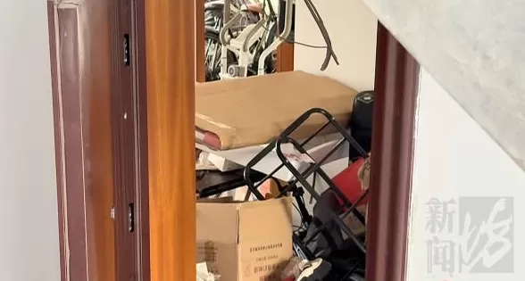 上海女子崩溃：男邻居在楼道内便溺，还在公共区域洗澡！居委会很为难-第9张图片-