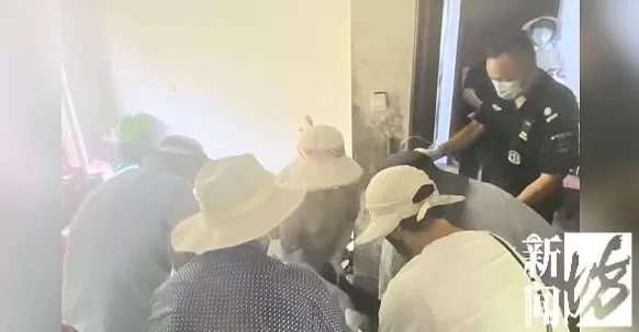 上海女子崩溃：男邻居在楼道内便溺，还在公共区域洗澡！居委会很为难-第12张图片-