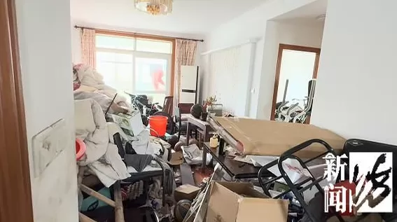 上海女子崩溃：男邻居在楼道内便溺，还在公共区域洗澡！居委会很为难-第16张图片-