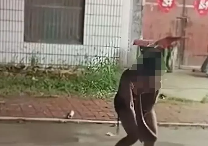 婚礼上女子表演与蟒蛇亲嘴，还未张嘴就遭攻击，拍摄者：此前表演多场都没事-第1张图片-