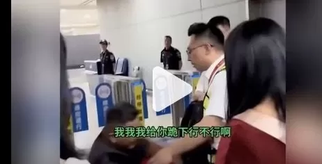 航班因天气原因备降太原，乘客情急向工作人员下跪，海航回应-第1张图片-