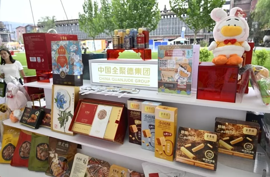 全聚德“老字号新玩法”：解压烤鸭圈粉年轻人，京剧月饼藏着京味浪漫-第3张图片-