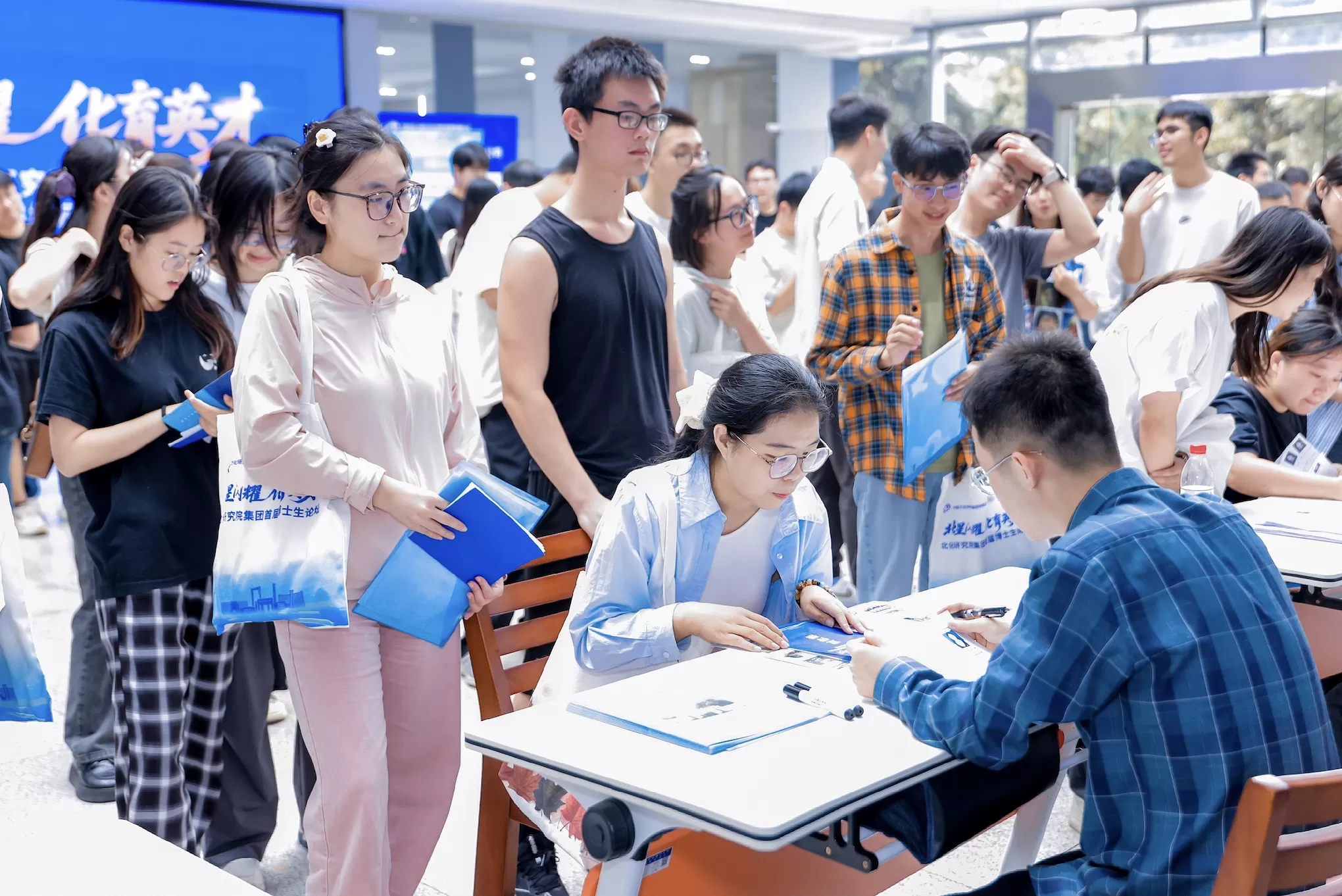 统计局谈城镇调查失业率上升:主要受应届毕业生集中离校进入劳动力市场影响-第1张图片- 统计局谈城镇调查失业率上升:主要受应届毕业生集中离校进入劳动力市场影响-第1张图片-