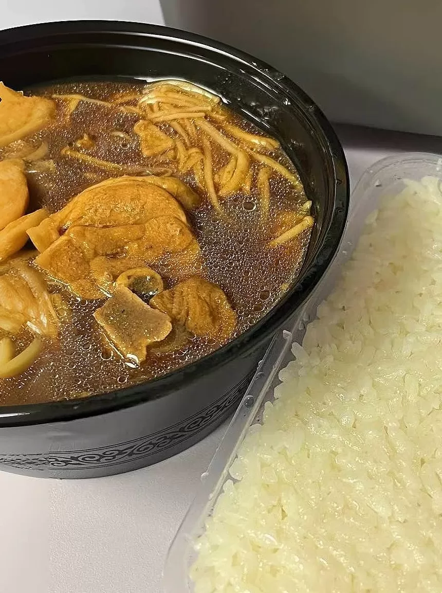 肯德基的预制黄焖鸡米饭，反倒成了打工人的“白月光”工作餐？-第7张图片-
