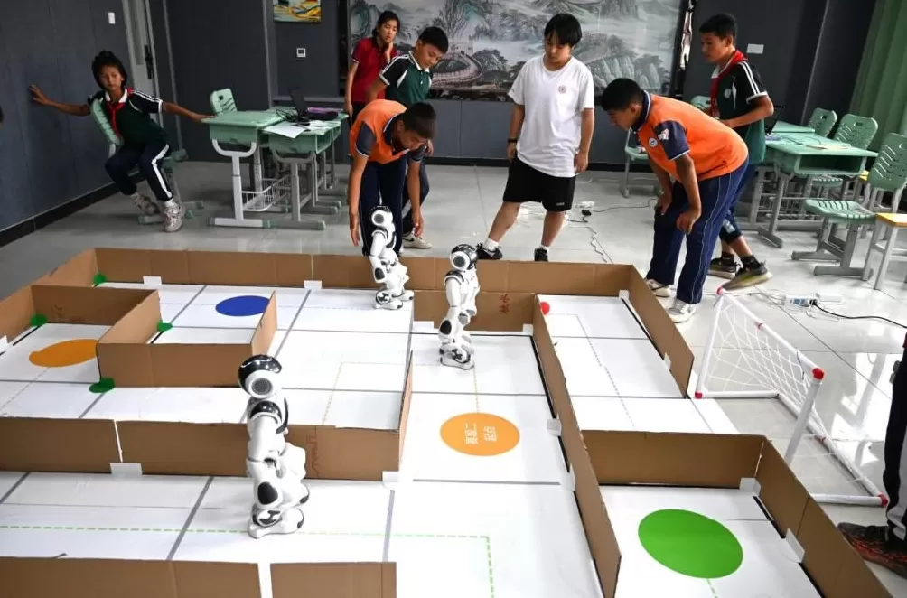 青春华章｜让边疆师生亲手触摸“具身智能”，上海交大团队带去这些课程-第2张图片-