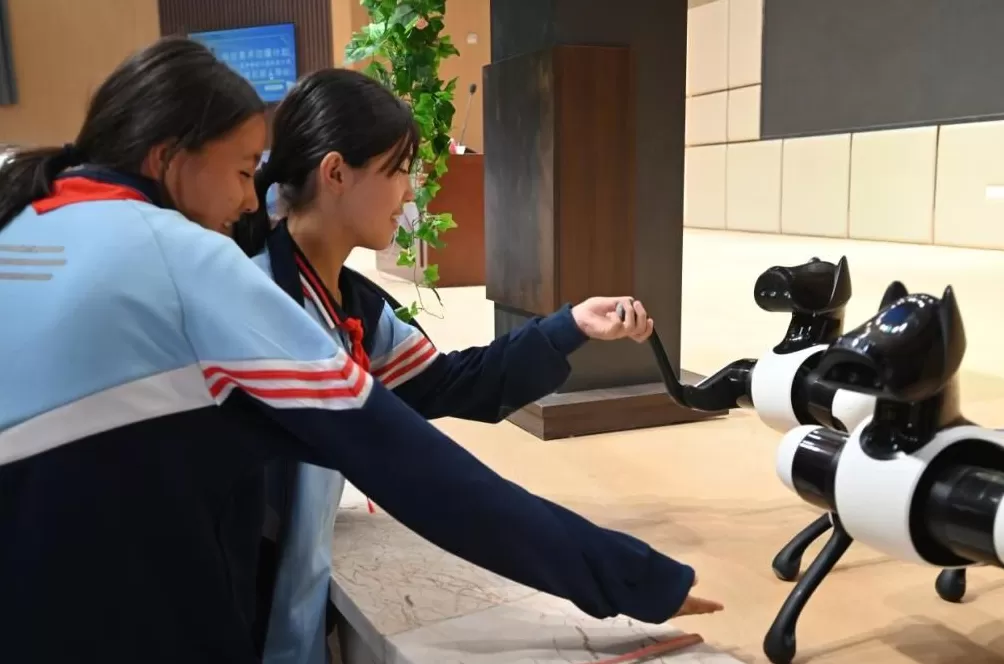 青春华章｜让边疆师生亲手触摸“具身智能”，上海交大团队带去这些课程-第3张图片-