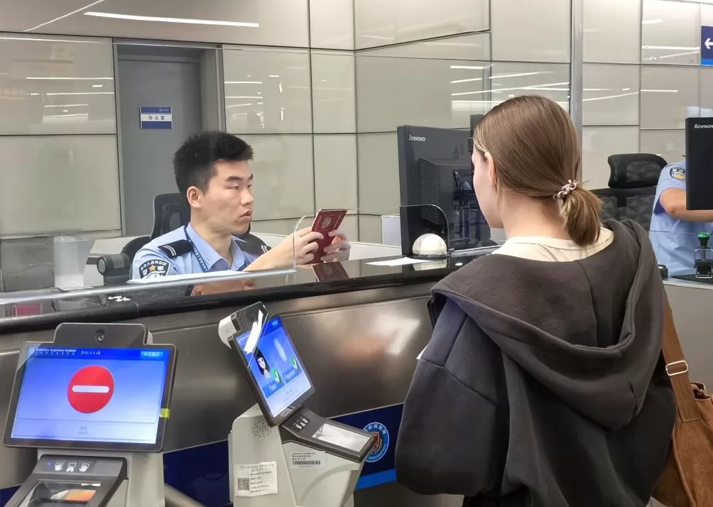 中国今起对俄试行免签，前8个月上海边检查验俄籍入境旅客同比增56%-第2张图片-