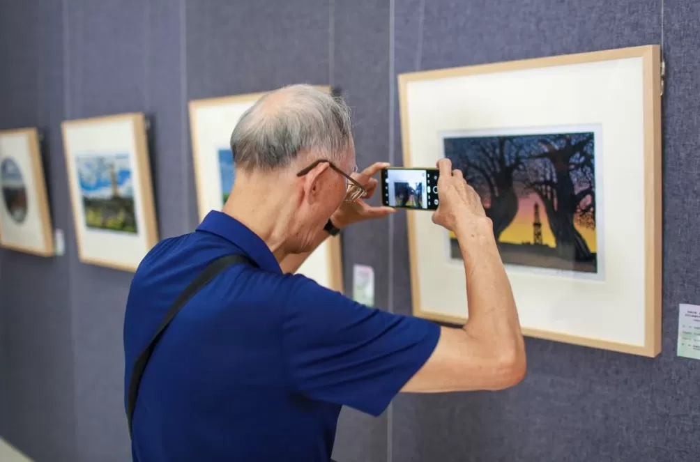 以刻刀为笔，上海与新疆版画艺术家书写时代答卷-第2张图片-