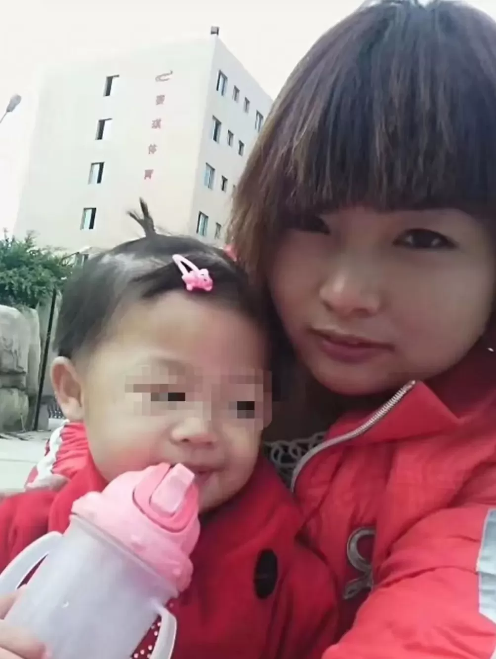 12岁女童被继母关厕所17天虐死案今日开庭，遭针扎开水烫，女孩遇害时只有40多斤！生母崩溃：生父也该死-第4张图片-