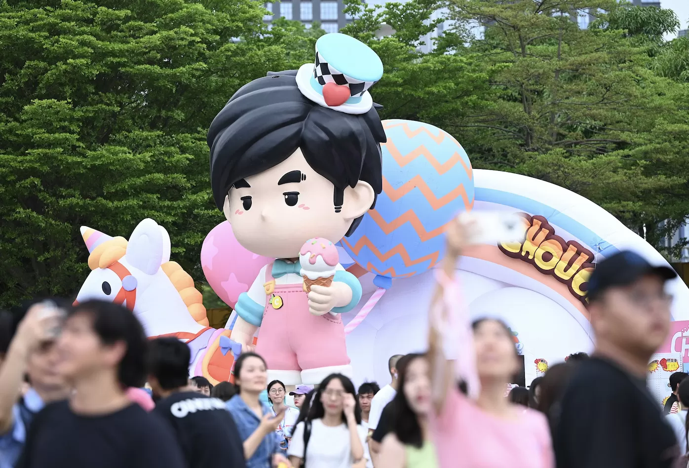 周杰伦济南演唱会一票难求，有商家出租“写字楼观景窗”，报价最高1000元-第3张图片-