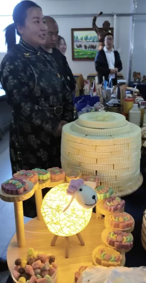 北疆党旗红｜二连浩特一个抵边嘎查的415万元订单与跨境机遇背后的“草原女儿”-第3张图片-