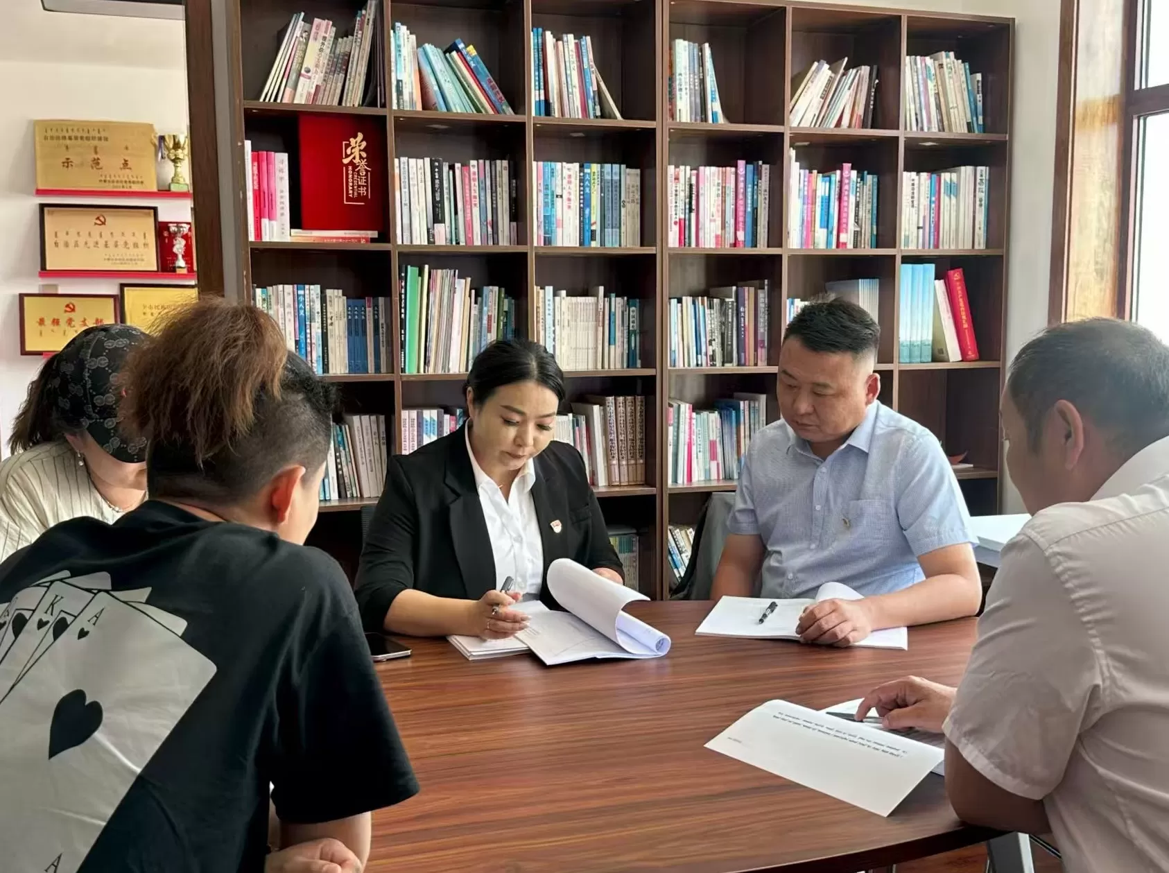 北疆党旗红｜二连浩特一个抵边嘎查的415万元订单与跨境机遇背后的“草原女儿”-第4张图片-