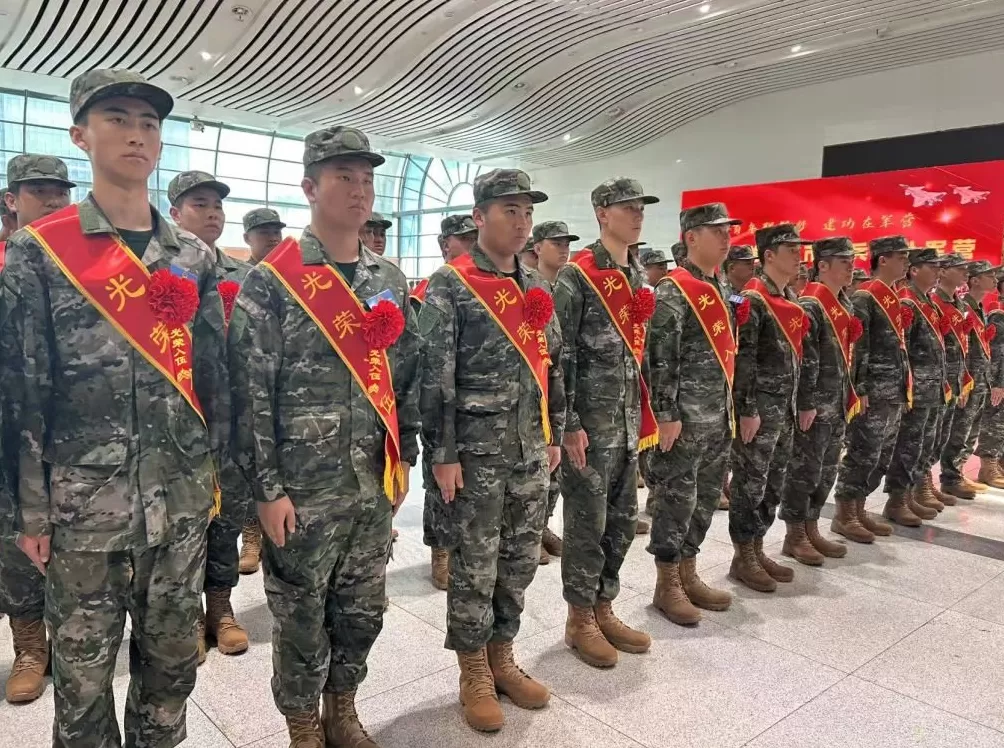 下半年上海新兵起运，2025年新兵中大学生占比96.7%-第1张图片-
