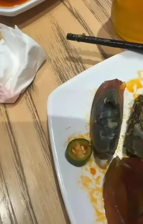 女子吃出蠕动虫子,门店:对方索要5000元,按食安法只能给1000元-第2张图片- 女子吃出蠕动虫子,门店:对方索要5000元,按食安法只能给1000元-第2张图片-