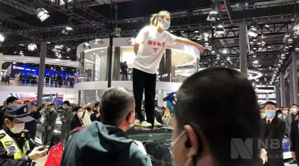“车顶维权”女车主胜诉，北京法院判令特斯拉提供事故前30分钟完整行车数据！此前她因侵犯特斯拉名誉权被上海法院判赔17万元-第4张图片-