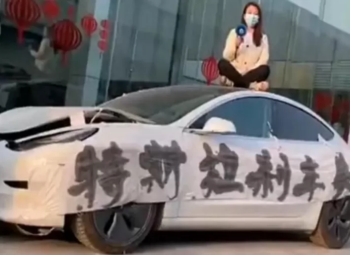 “车顶维权”女车主胜诉，北京法院判令特斯拉提供事故前30分钟完整行车数据！此前她因侵犯特斯拉名誉权被上海法院判赔17万元-第2张图片-