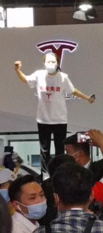 “车顶维权”女车主胜诉，北京法院判令特斯拉提供事故前30分钟完整行车数据！此前她因侵犯特斯拉名誉权被上海法院判赔17万元-第3张图片-